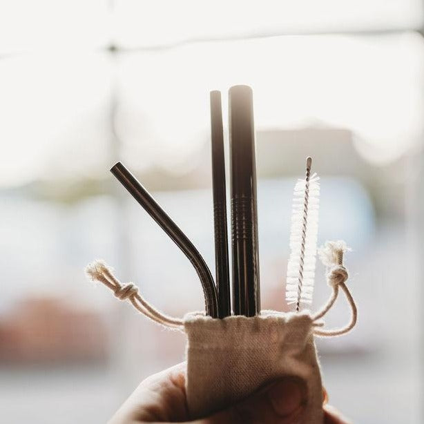 Sweetie Set featuring eco-friendly metal straws in a stylish cotton linen drawstring bag, perfect for drinks.