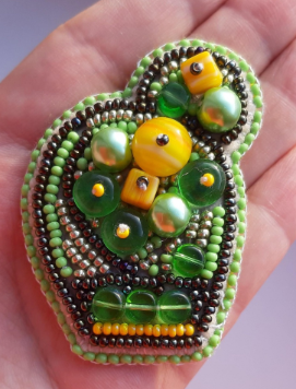 BP-187C Beadwork kit featuring bright cactus design with beads, felt, and needle for crafting a brooch.