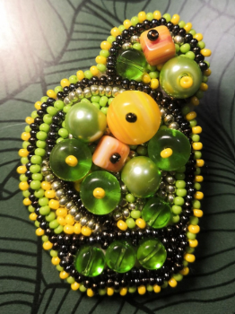 BP-187C Beadwork kit featuring bright cactus design with beads, felt, and needle for crafting a brooch.