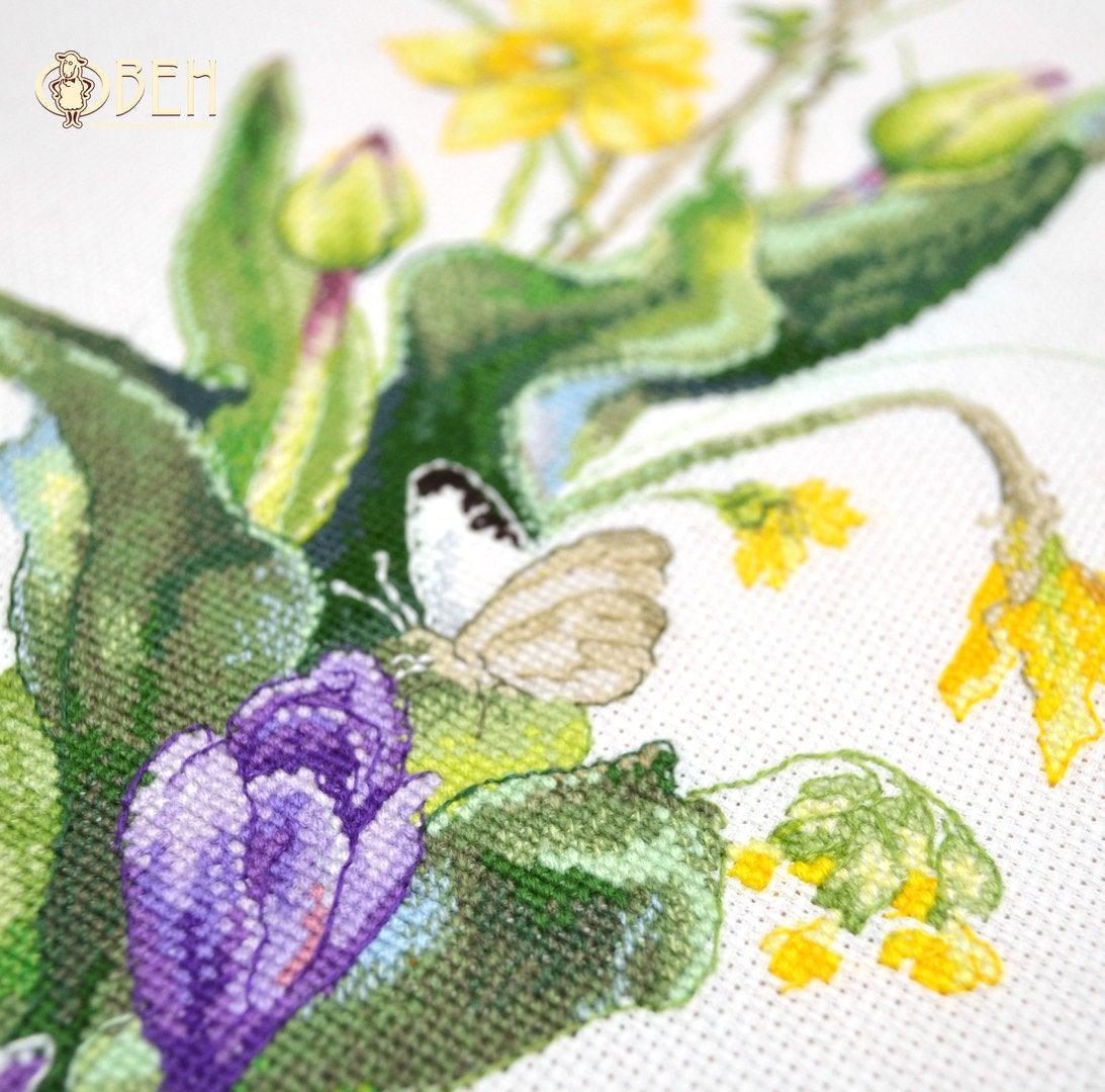 Brave Bumblebee 1015 Counted Cross Stitch Kit with colorful threads and Aida canvas.