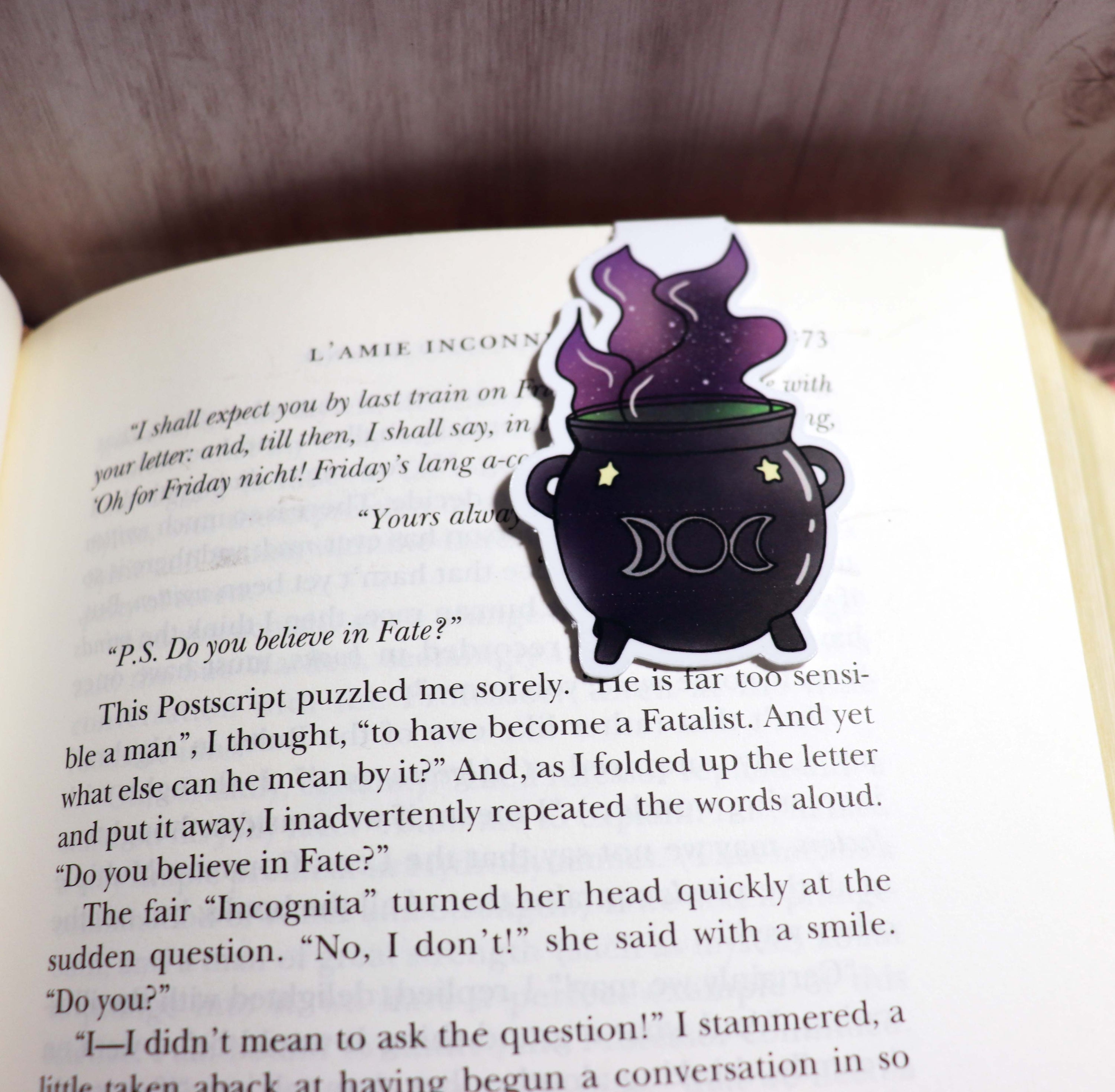 A stylish cauldron-shaped bookmark, double-sided, featuring strong magnets and a durable design, perfect for avid readers.