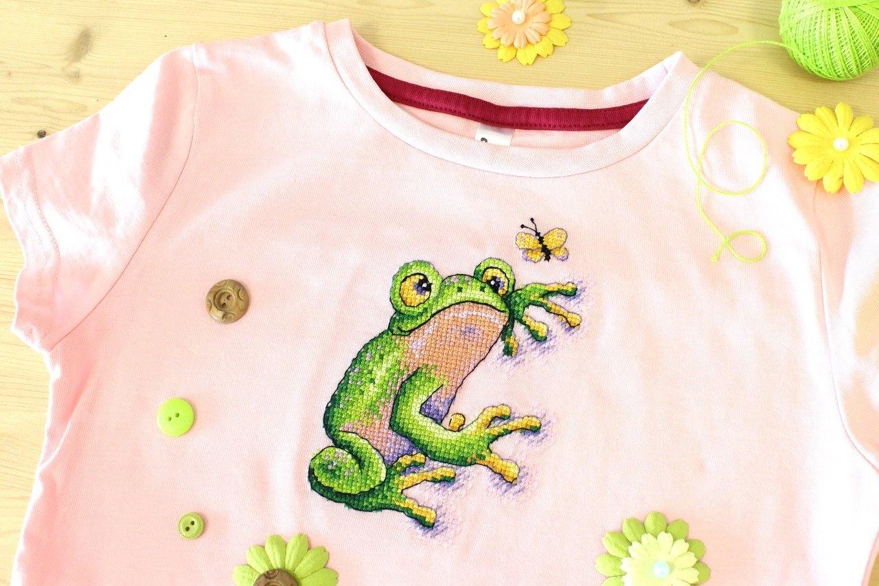 Frog SV-534 Cross-stitch kit featuring water soluble canvas, colorful threads, and a needle for crafting.