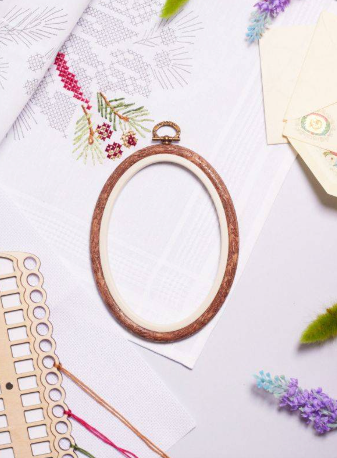 Nurge 230-6 Oval Flexi Hoop with woodgrain finish, showcasing its design and functionality for embroidery and needlework.