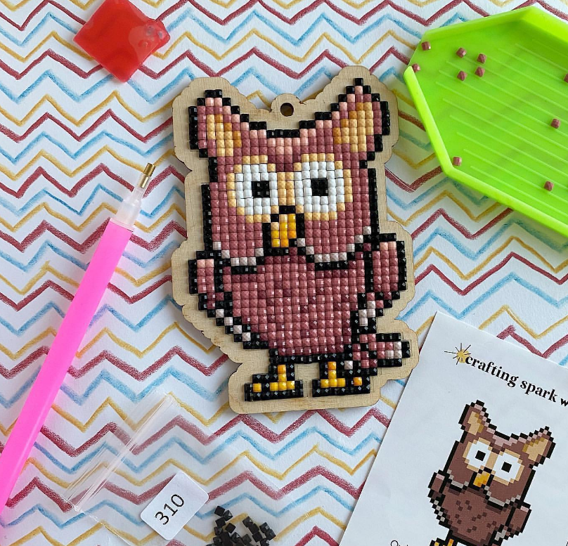 Owl CSw403 Diamond Painting Kit featuring colorful acrylic rhinestones on a plywood base, showcasing a creative DIY crafting experience.