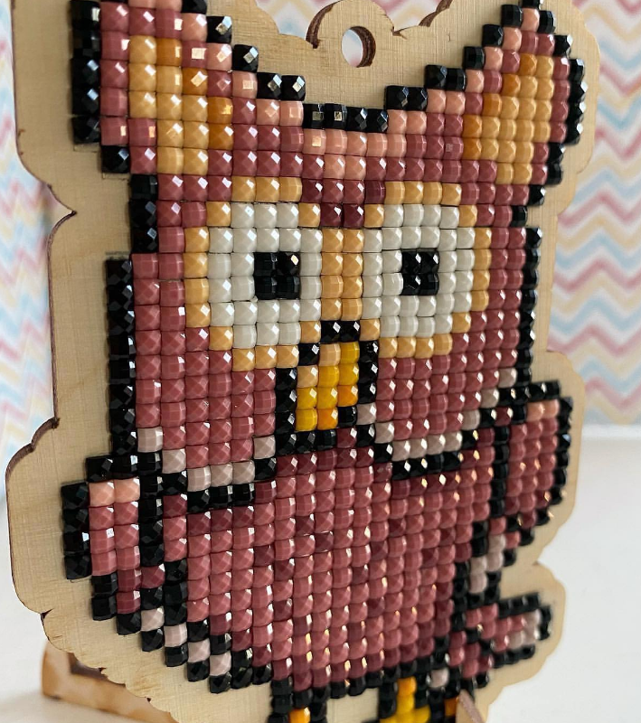 Owl CSw403 Diamond Painting Kit featuring colorful acrylic rhinestones on a plywood base, showcasing a creative DIY crafting experience.