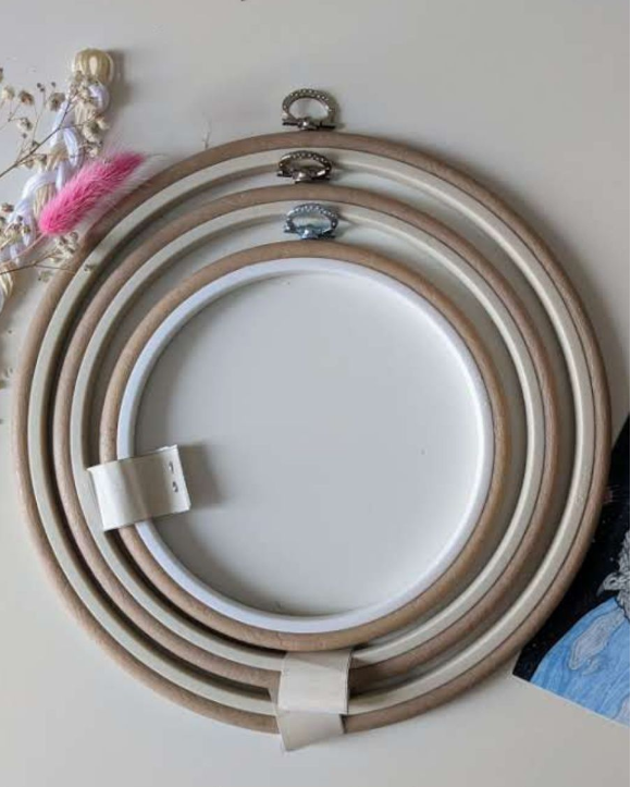 Nurge 230-2 Flexi Hoop in Sand color, showcasing its round shape and wood-grained design, ideal for embroidery and needlework.