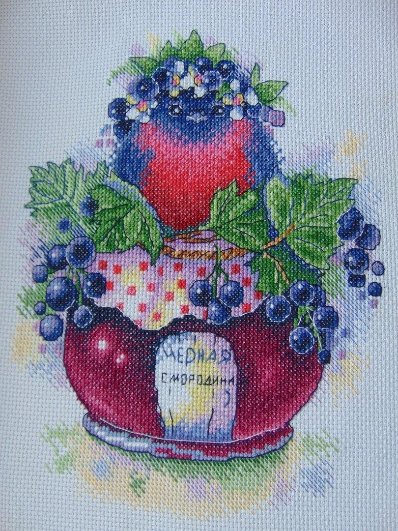 Singing Currant SM-394 Counted Cross Stitch Kit featuring 14 count AIDA canvas, 23 colorful threads, and a monochrome chart.