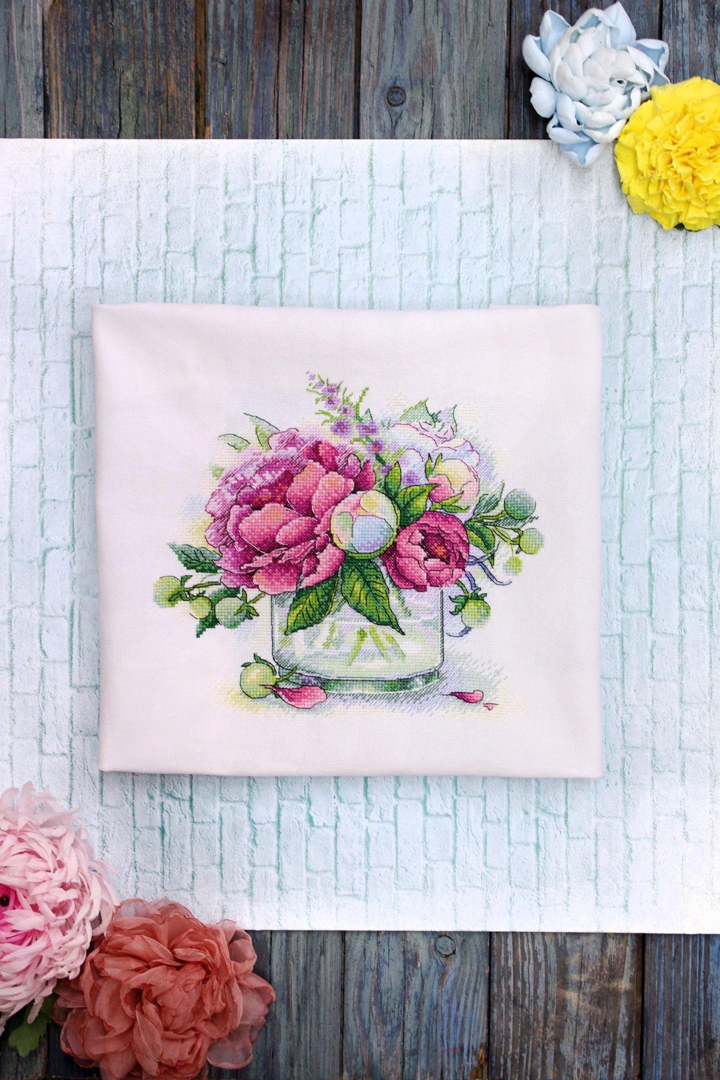 Tender Aroma SA-032 Cross-stitch kit featuring pink peonies in a vase, complete with canvas, threads, needle, and instructions.