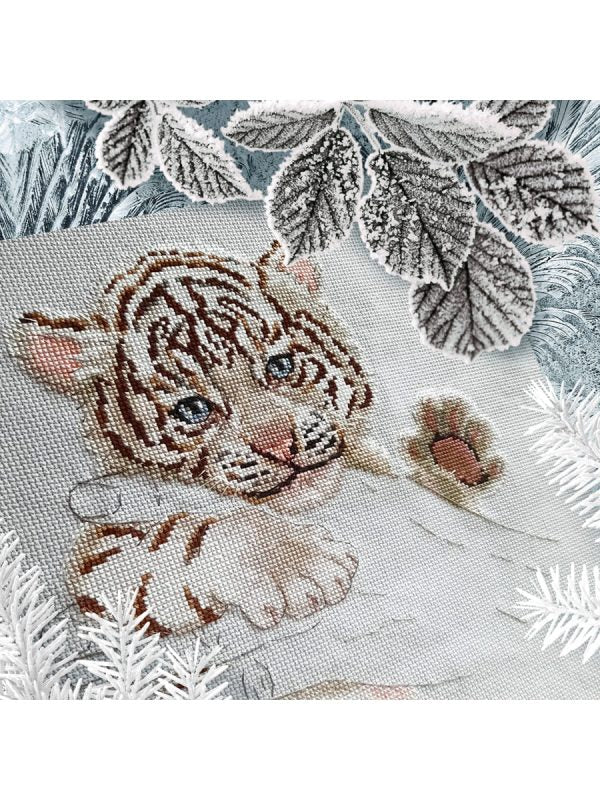 Warmth in Palms M893 Counted Cross Stitch Kit featuring grey Aida canvas, colorful threads, and included accessories.