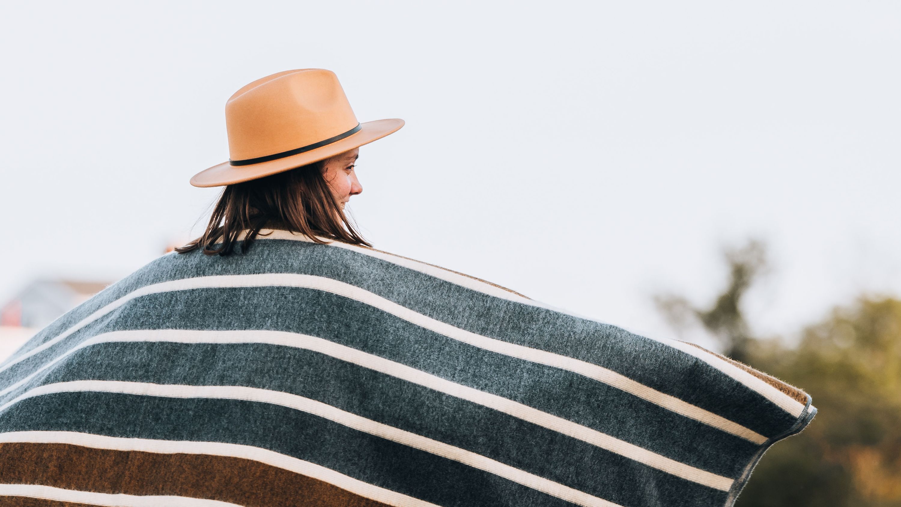 Caminante Blanket - Earth, a queen-sized, reversible blanket made from 100% recycled acrylic, showcasing a minimalist design inspired by Ecuadorian culture.