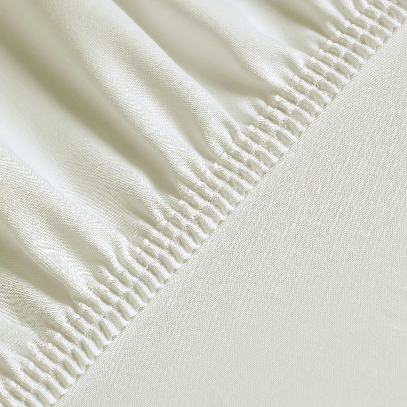 Silky Satin Fitted Sheet made from 100% long-pile cotton, showcasing its smooth texture and deep color.