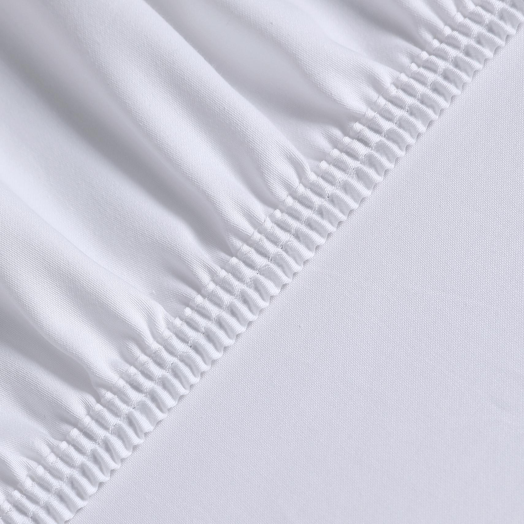 Silky Satin Fitted Sheet made from 100% long-pile cotton, showcasing its smooth texture and deep color.