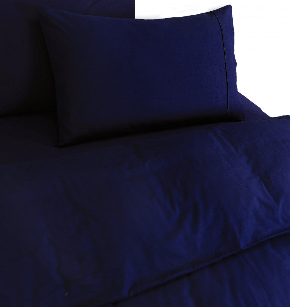 100% Egyptian Cotton Vintage Washed Navy Blue Single Quilt Cover with matching pillowcases, showcasing luxurious softness and elegant design.