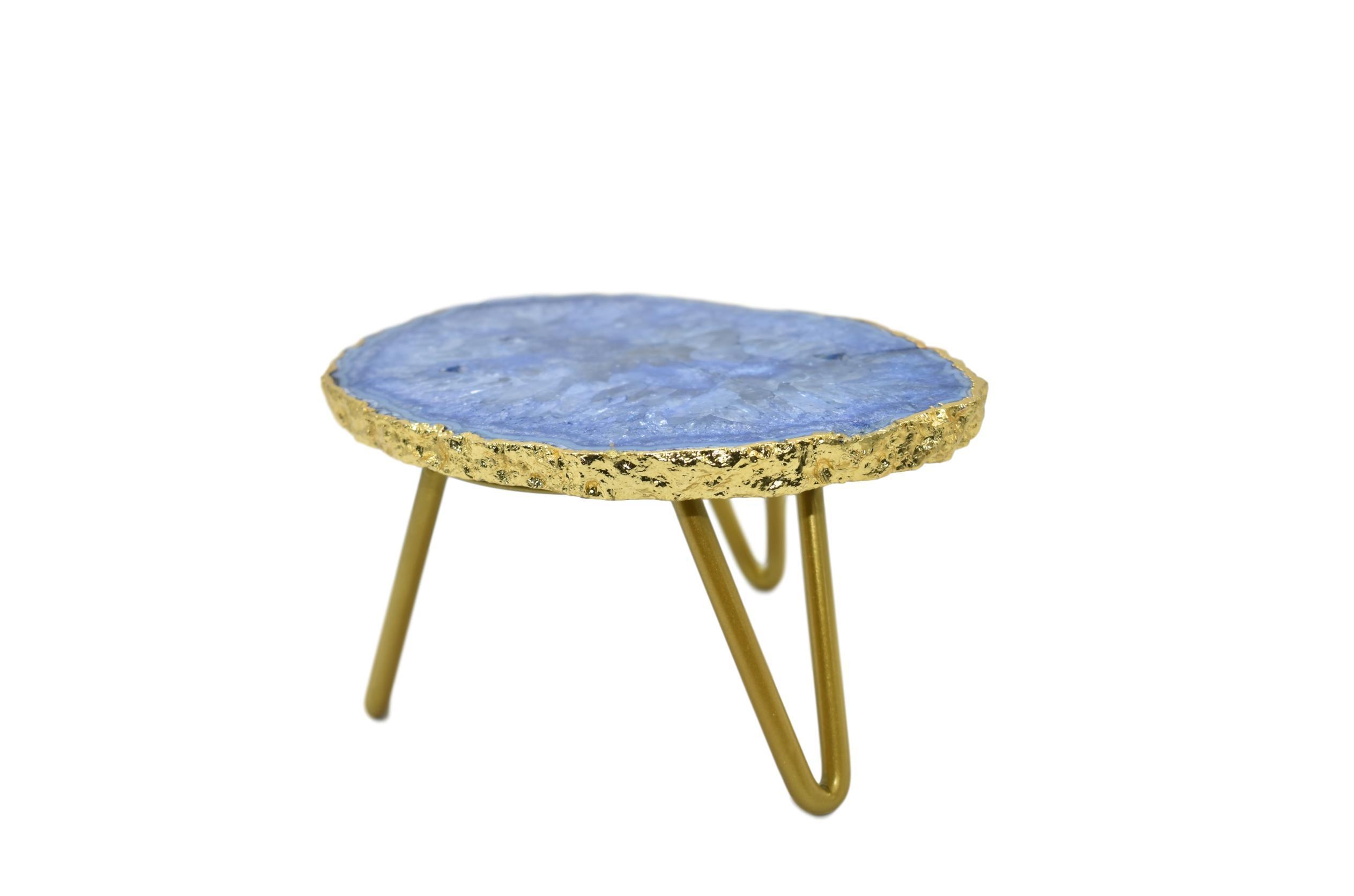 A beautiful 1-layer cake stand featuring unique gemstones like amethyst and rose quartz, accented with elegant gold trim and supported by three golden legs.