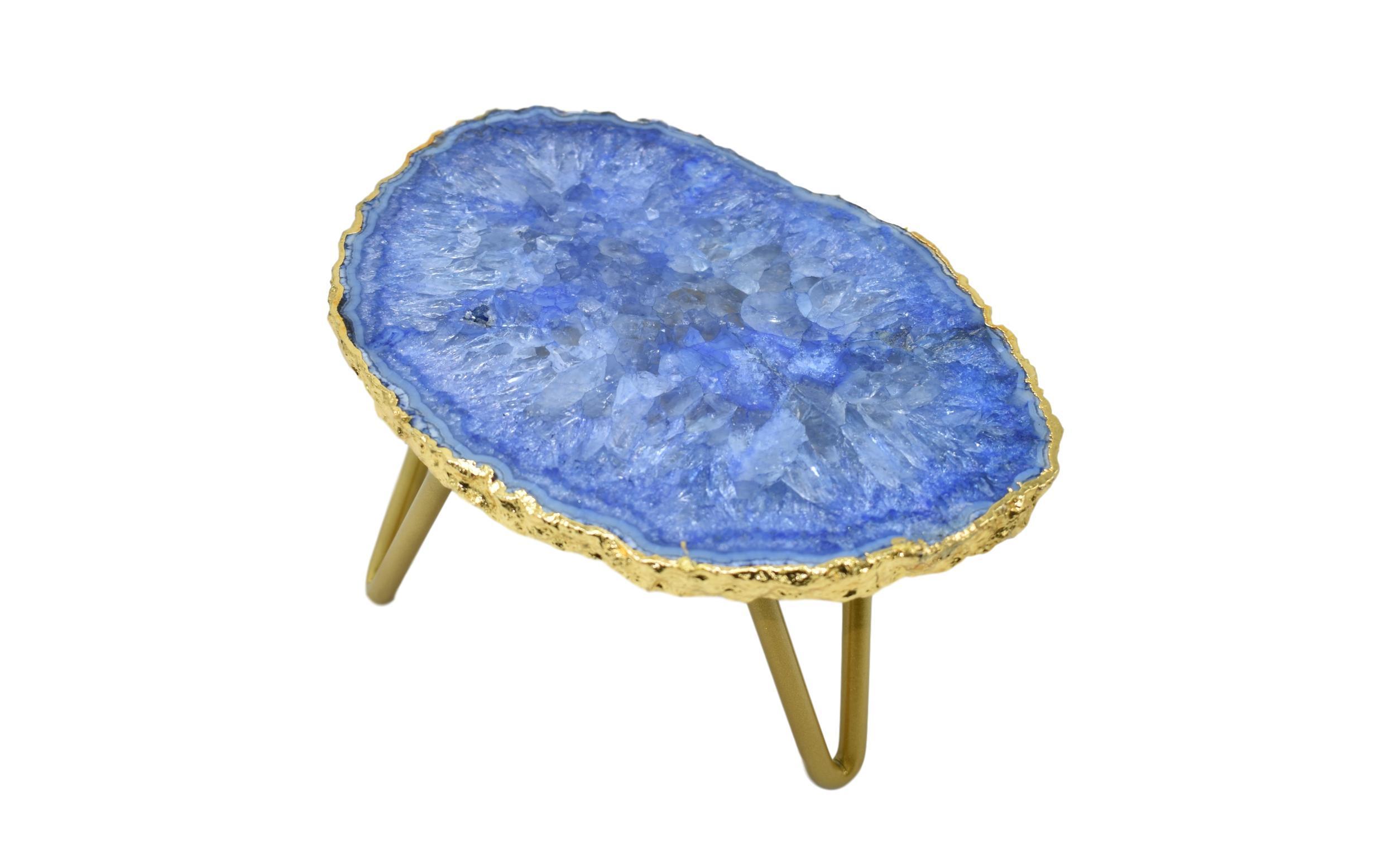 A beautiful 1-layer cake stand featuring unique gemstones like amethyst and rose quartz, accented with elegant gold trim and supported by three golden legs.