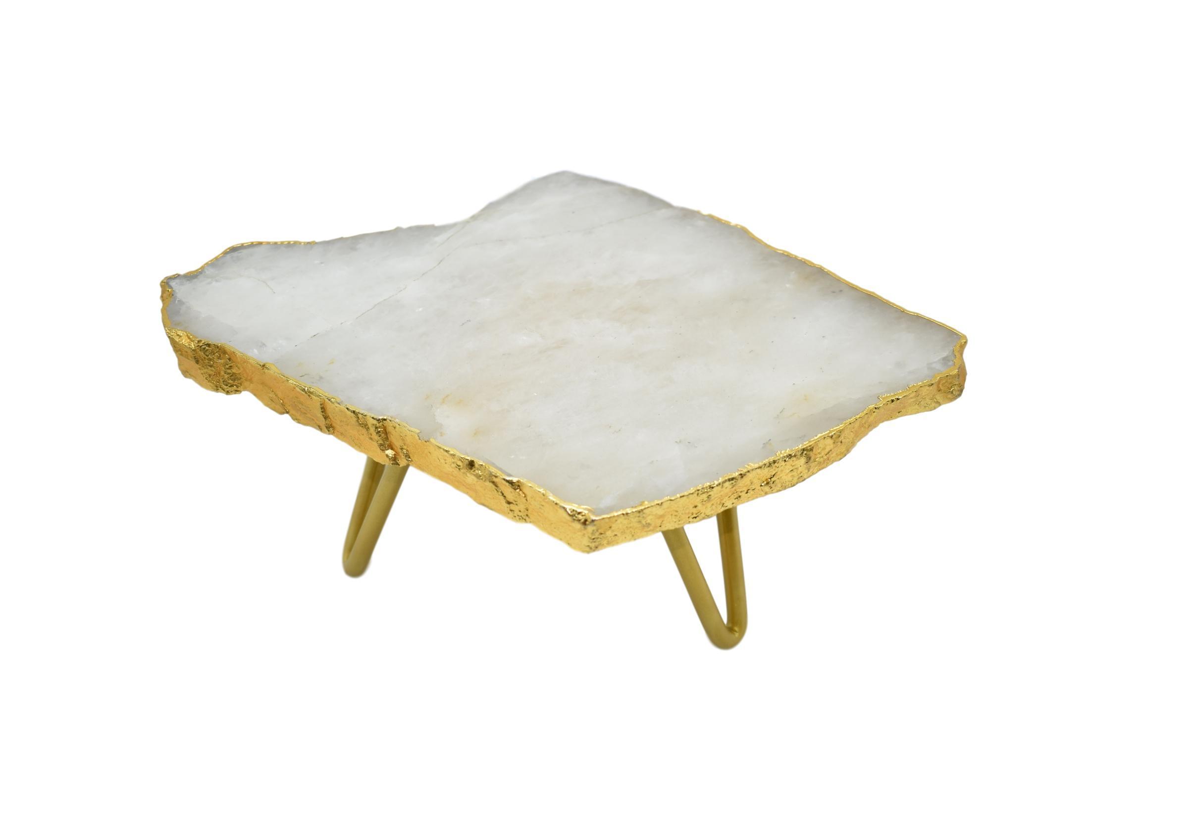 A beautiful 1-layer cake stand featuring unique gemstones like amethyst and rose quartz, accented with elegant gold trim and supported by three golden legs.