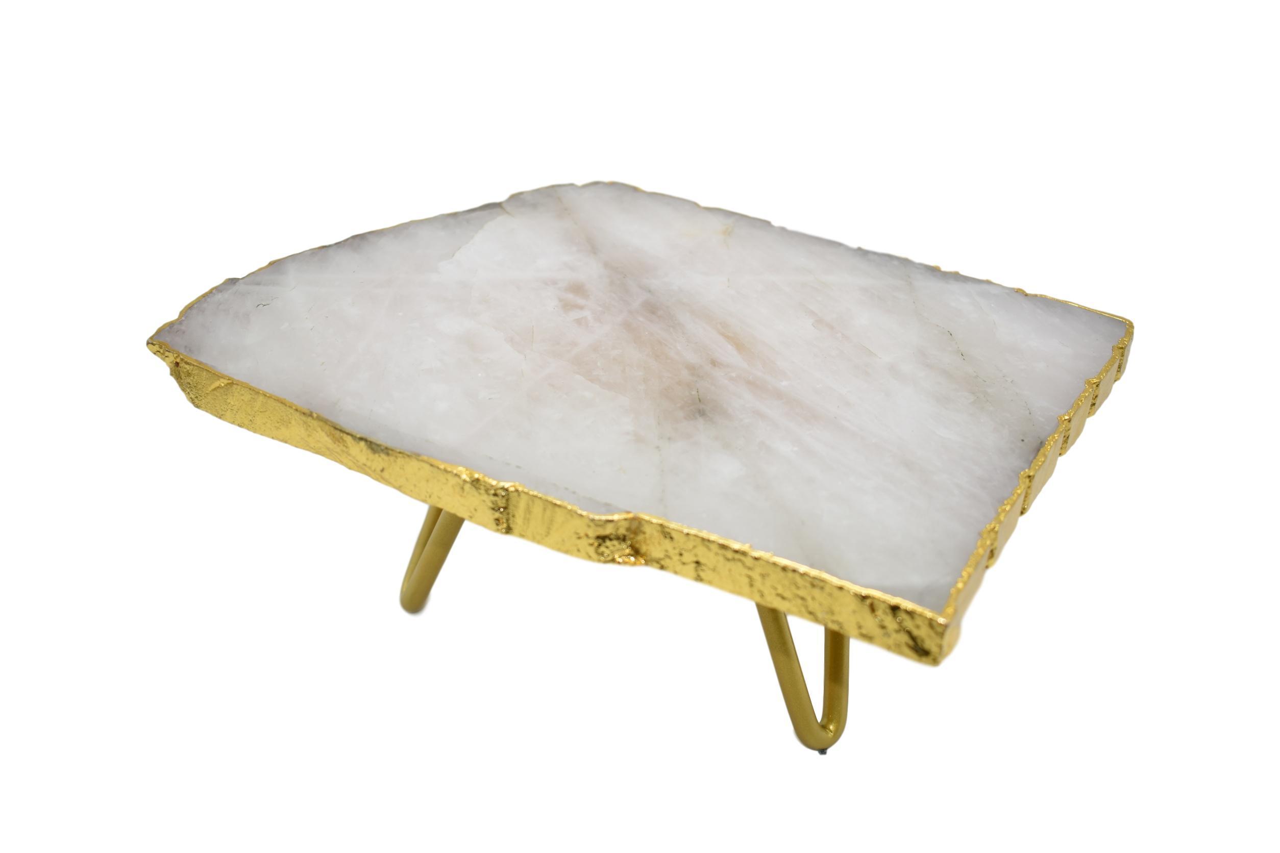 A beautiful 1-layer cake stand featuring unique gemstones like amethyst and rose quartz, accented with elegant gold trim and supported by three golden legs.