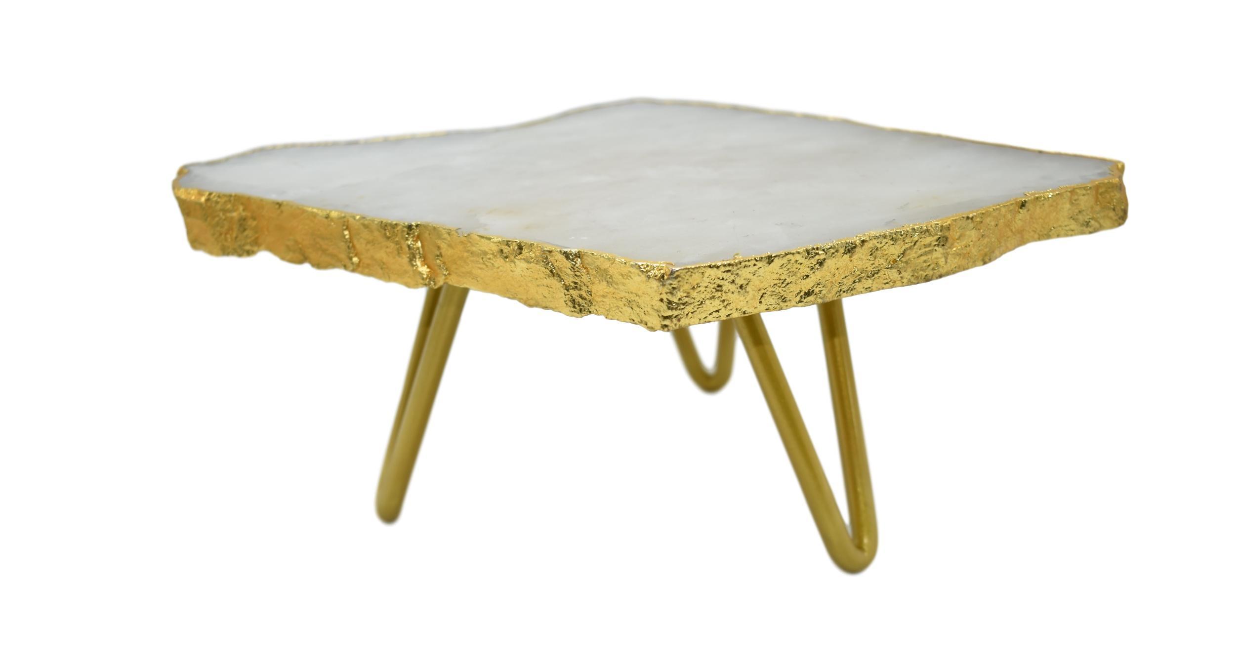 A beautiful 1-layer cake stand featuring unique gemstones like amethyst and rose quartz, accented with elegant gold trim and supported by three golden legs.