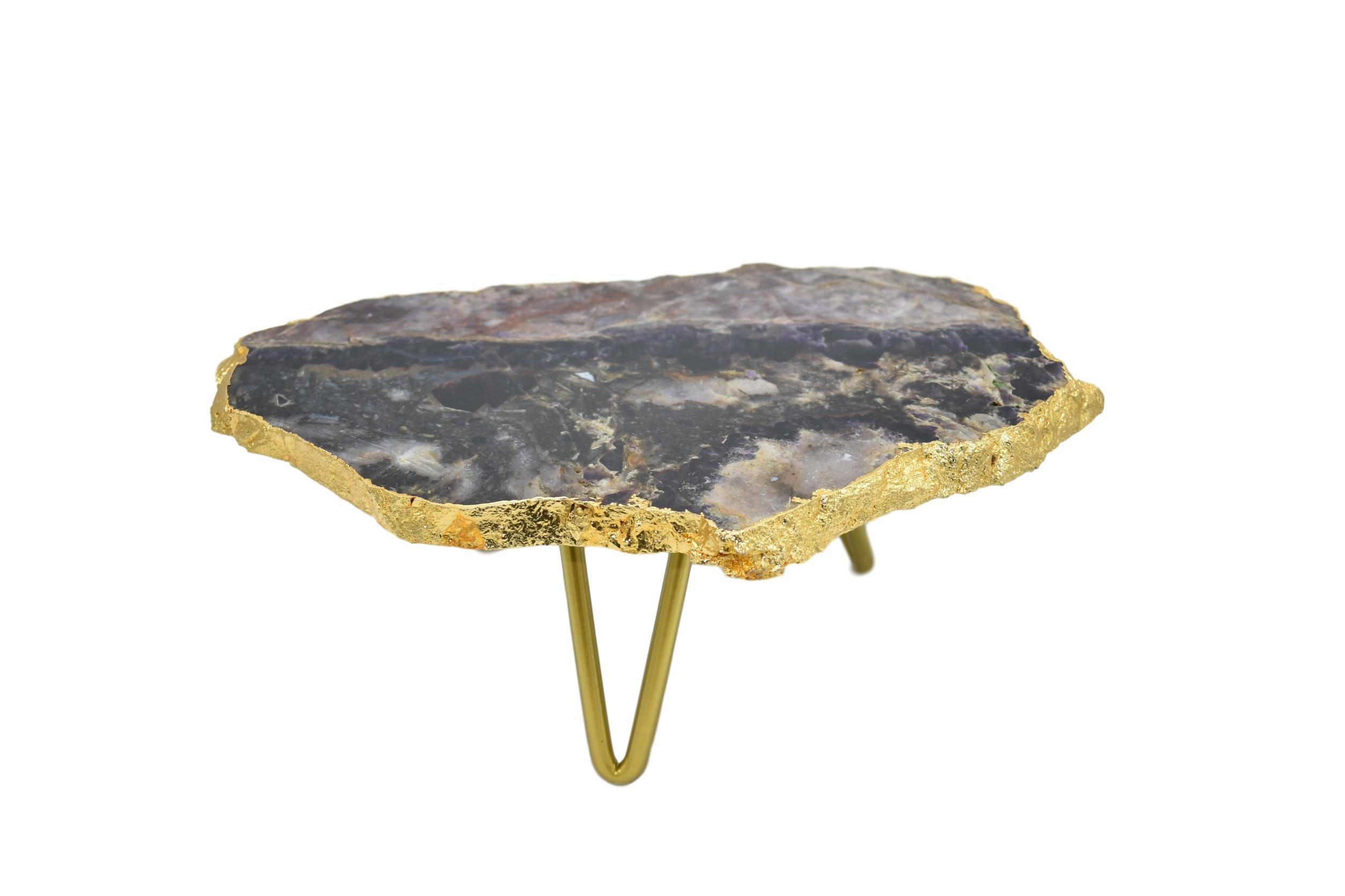 A beautiful 1-layer cake stand featuring unique gemstones like amethyst and rose quartz, accented with elegant gold trim and supported by three golden legs.