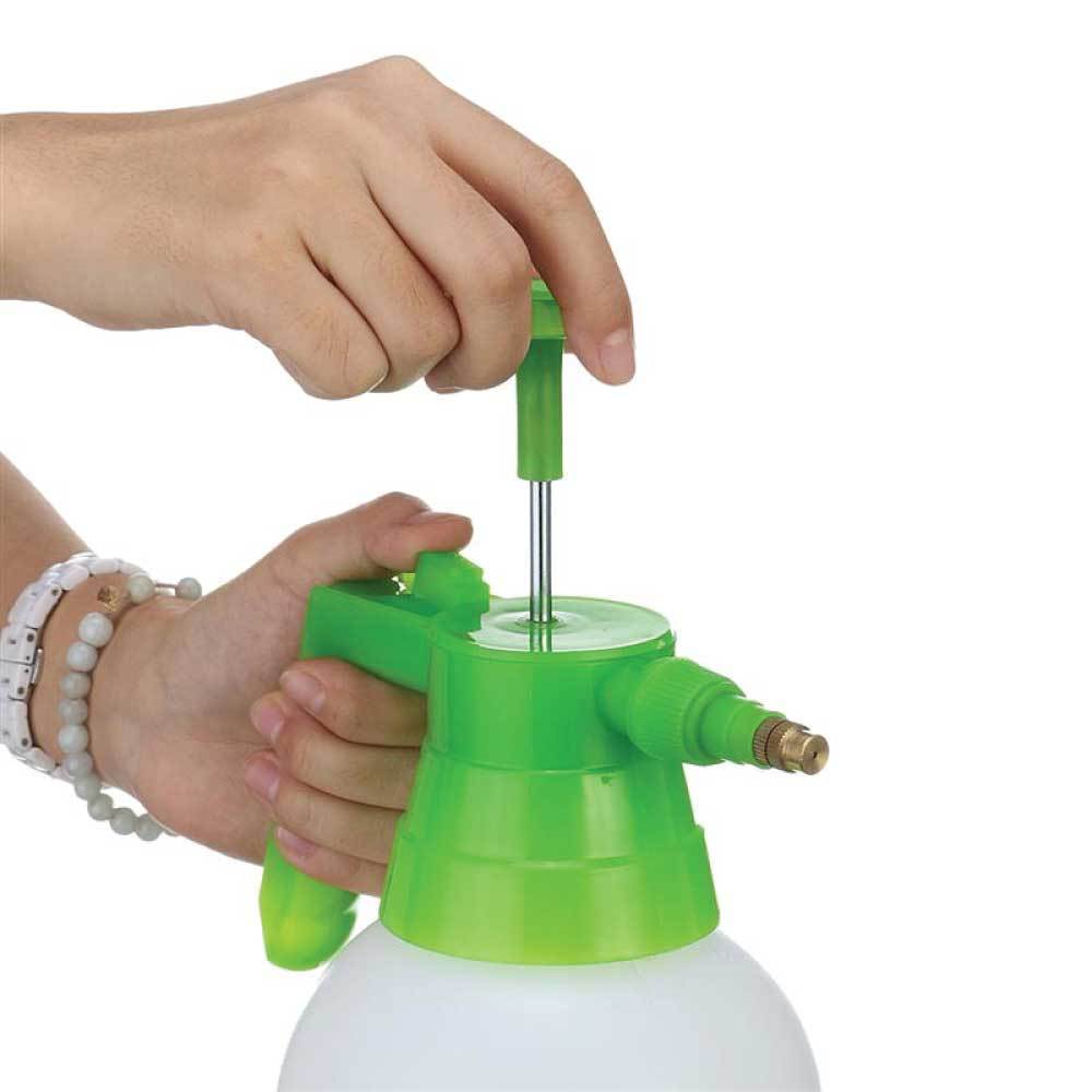 2L Hand Held Pressure Sprayer with adjustable brass nozzle, designed for gardening and cleaning tasks.