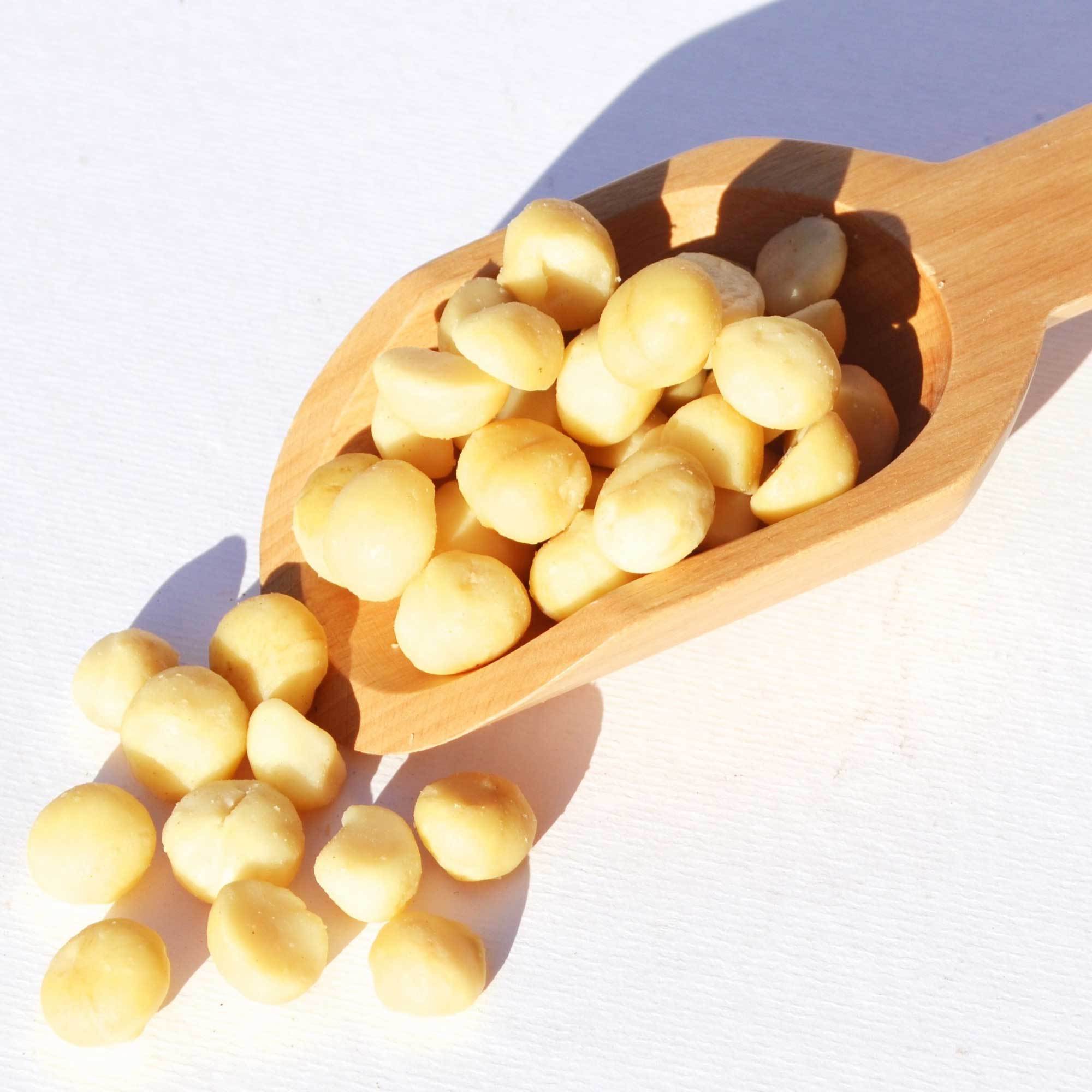 500ml bottle of 100% pure Australian macadamia nut oil, showcasing its pale golden color and sleek design.