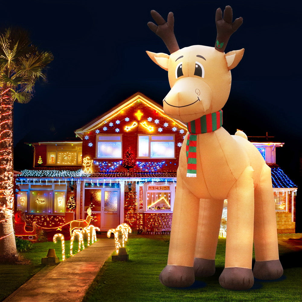 A 5-meter tall inflatable reindeer with a smiling face, illuminated by LED lights, set against a festive backdrop.