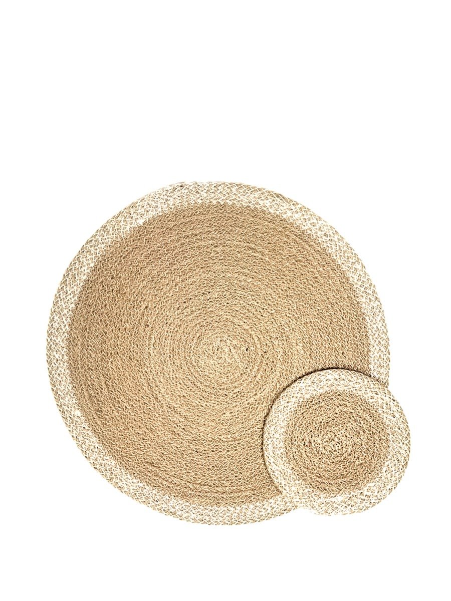 Set of 4 round jute placemats in natural and white colors, showcasing their textured design and handcrafted quality.