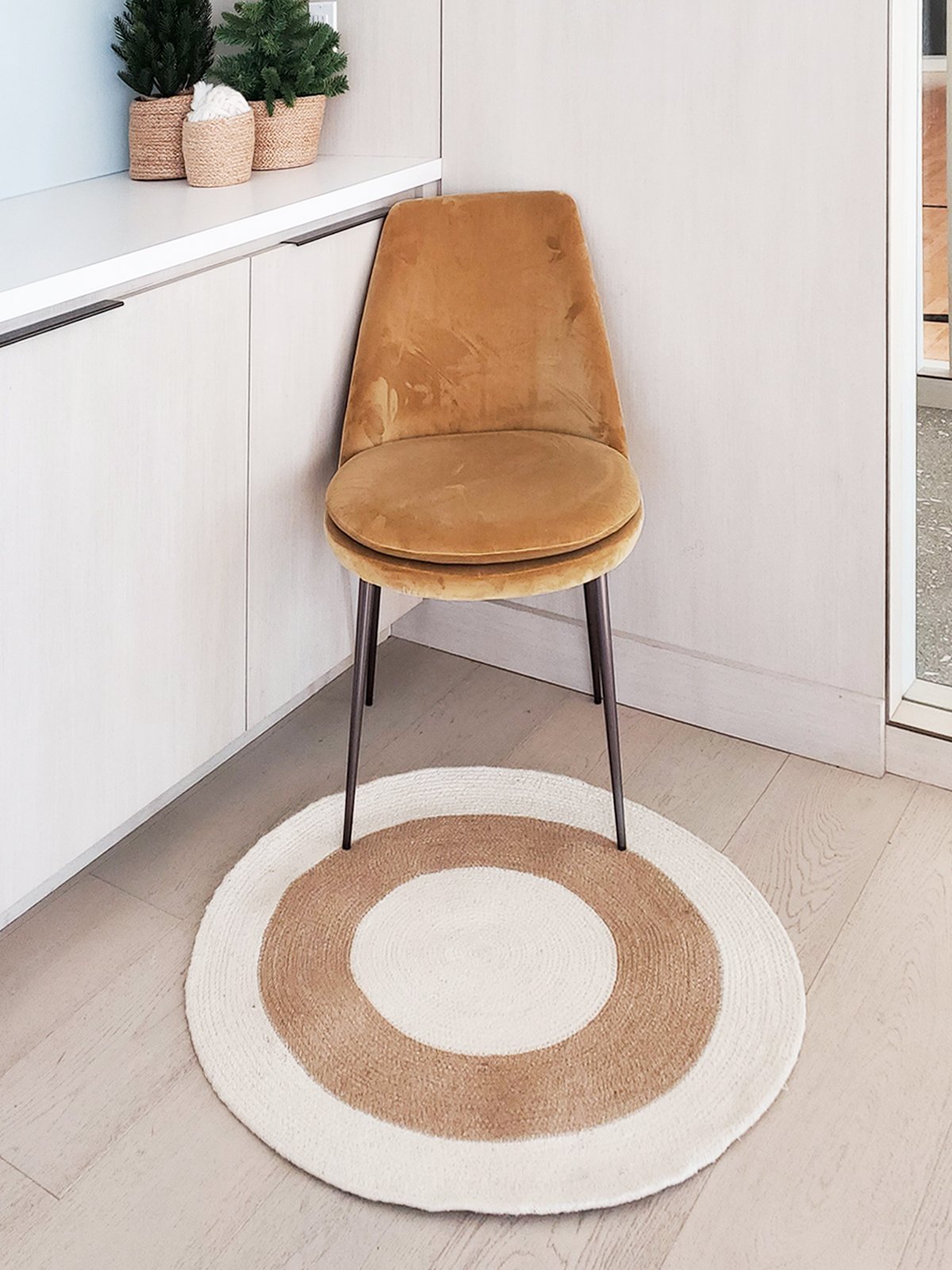 Agora Rug made from 100% natural jute, round shape, showcasing its unique texture and neutral colors.