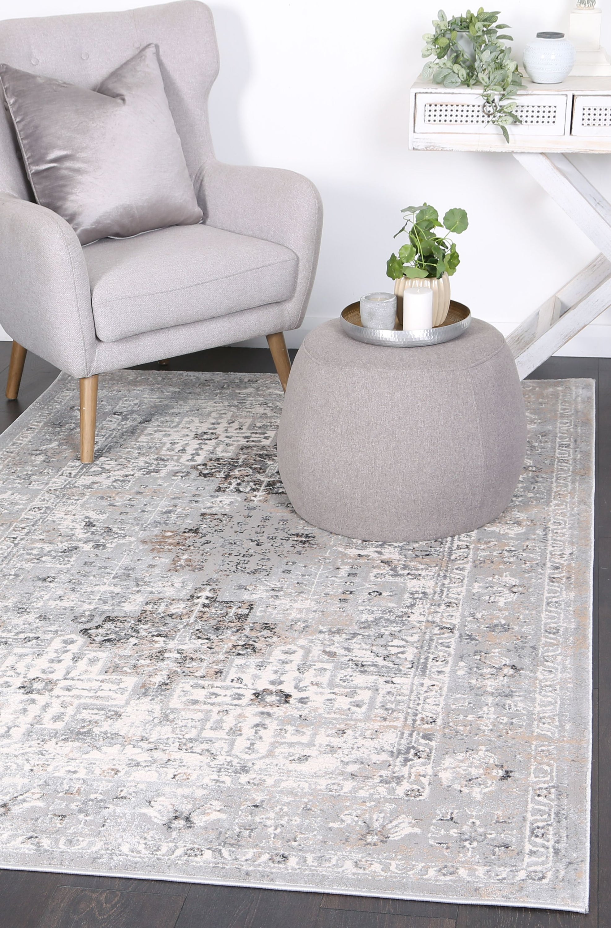 Amelia Grey Oriental Rug measuring 160x230 cm with abstract patterns and a luxurious texture, perfect for enhancing home decor.