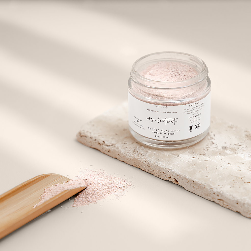 Rose Kaolin ansiktsmask i en elegant burk, perfekt för att rena och balansera huden.