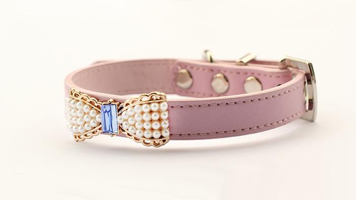 A stylish armipet Pearl Bow Dog Collar in purple and pink, featuring a rhinestone pearl chain, perfect for princess dogs.