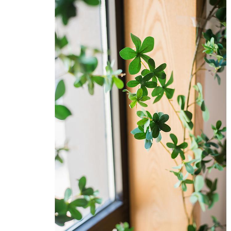 Artificial Vine Schefflera Leaf in vibrant green, showcasing realistic silk leaves and a long, hanging design for decorative use.