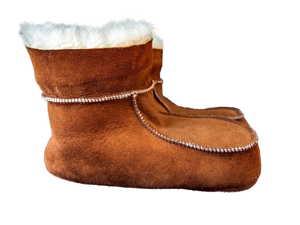 Bambosze Sheepskin Slippers made from natural sheepskin and leather, showcasing their elegant design and craftsmanship.