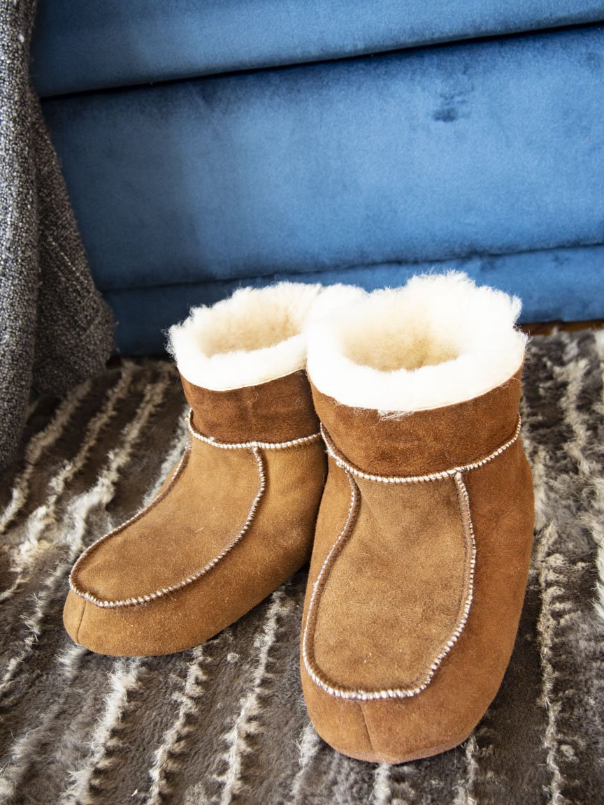 Bambosze Sheepskin Slippers made from natural sheepskin and leather, showcasing their elegant design and craftsmanship.