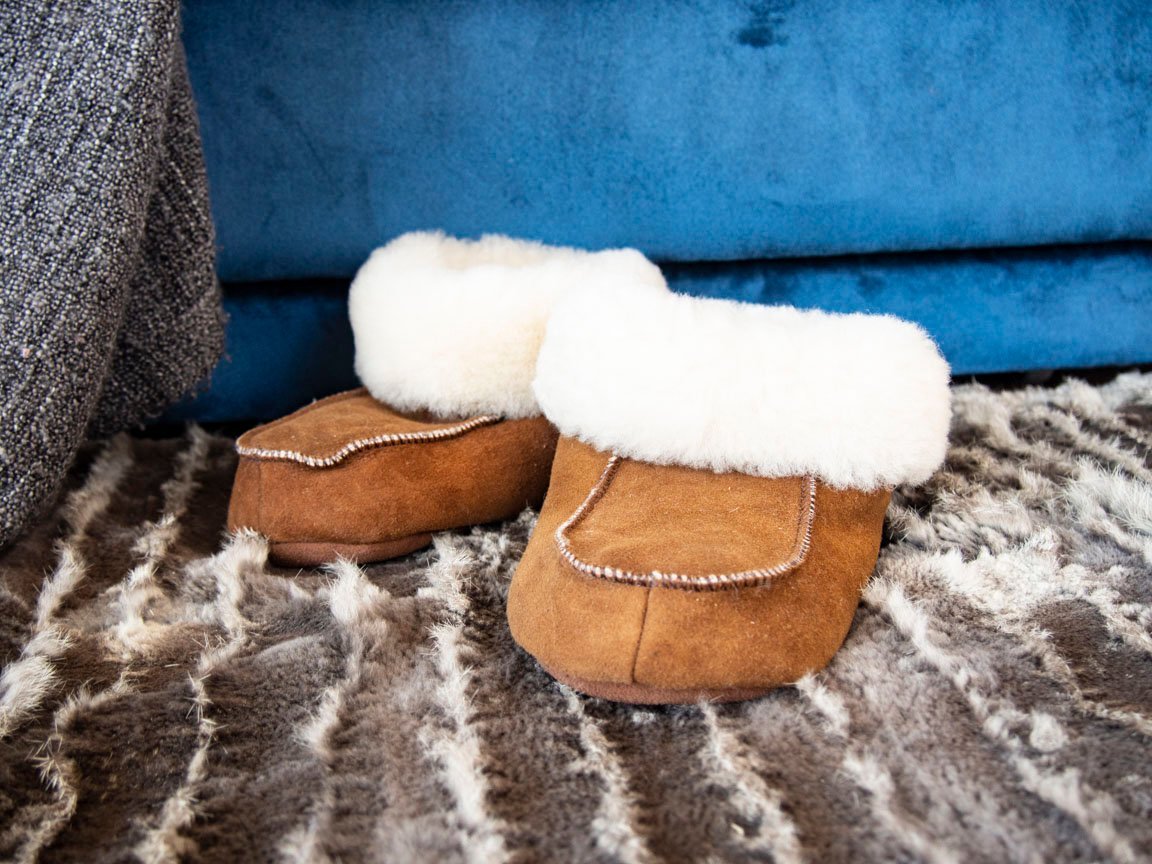 Bambosze Sheepskin Slippers made from natural sheepskin and leather, showcasing their elegant design and craftsmanship.