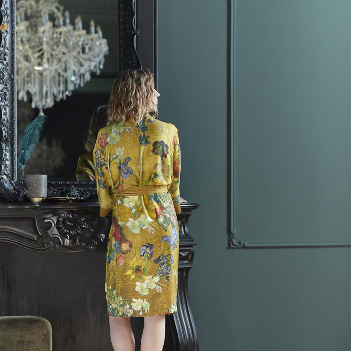 Bedding House Van Gogh Partout des Fleurs Gold Kimono Bath Robe featuring a floral design on a golden background, showcasing Van Gogh's artistry.