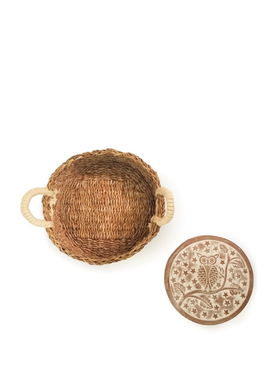 Owl Round Bread Warmer and handwoven seagrass basket, featuring a cute owl design on a terracotta plate.