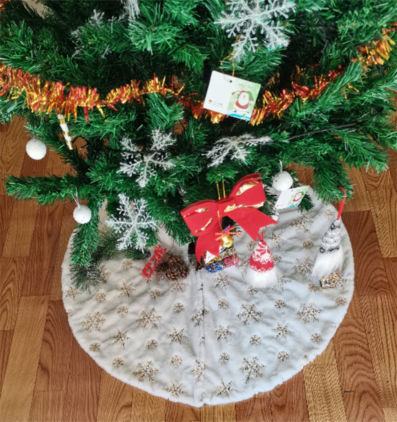 Elegant white Christmas tree skirt made of plush faux fur, designed to enhance holiday decor with a snowy effect.