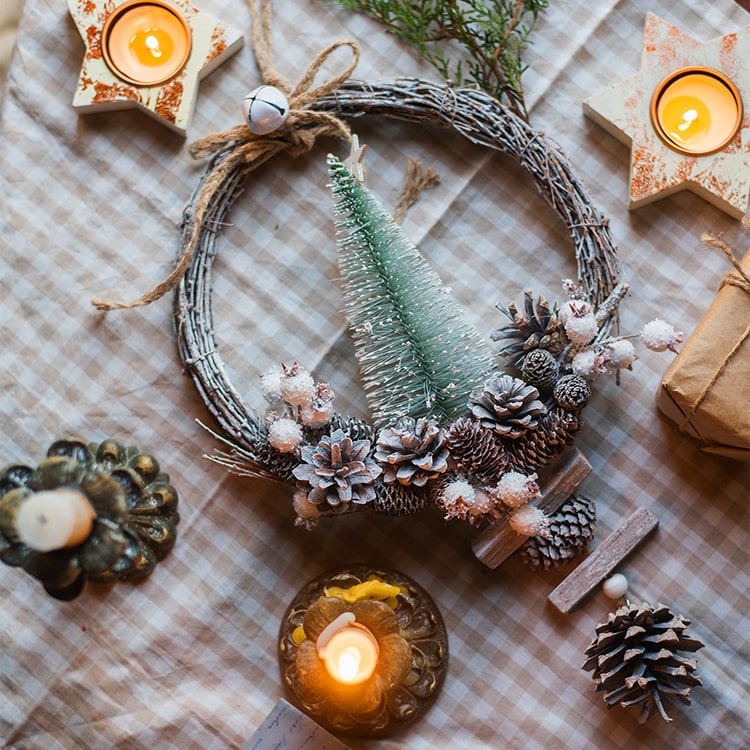 Rustic Christmas wreath made of natural rattan and pine cones, perfect for holiday decoration.