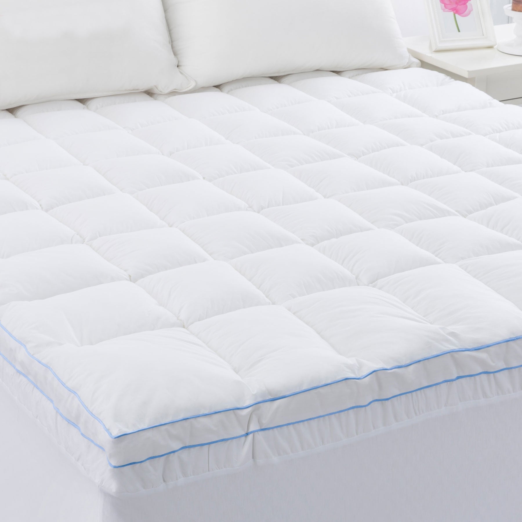 Cloudland 750GSM Memory Resistant Microball Fill Mattress Topper Queen with a plush cotton top and quilted design, ideal for enhancing sleep comfort.