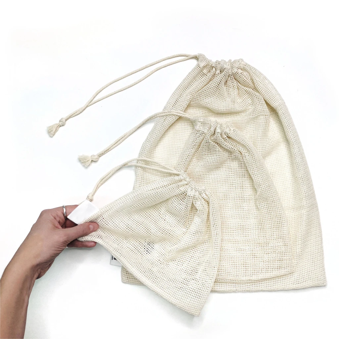 Set of 2 organic cotton mesh bags in small and medium sizes, perfect for eco-friendly shopping.