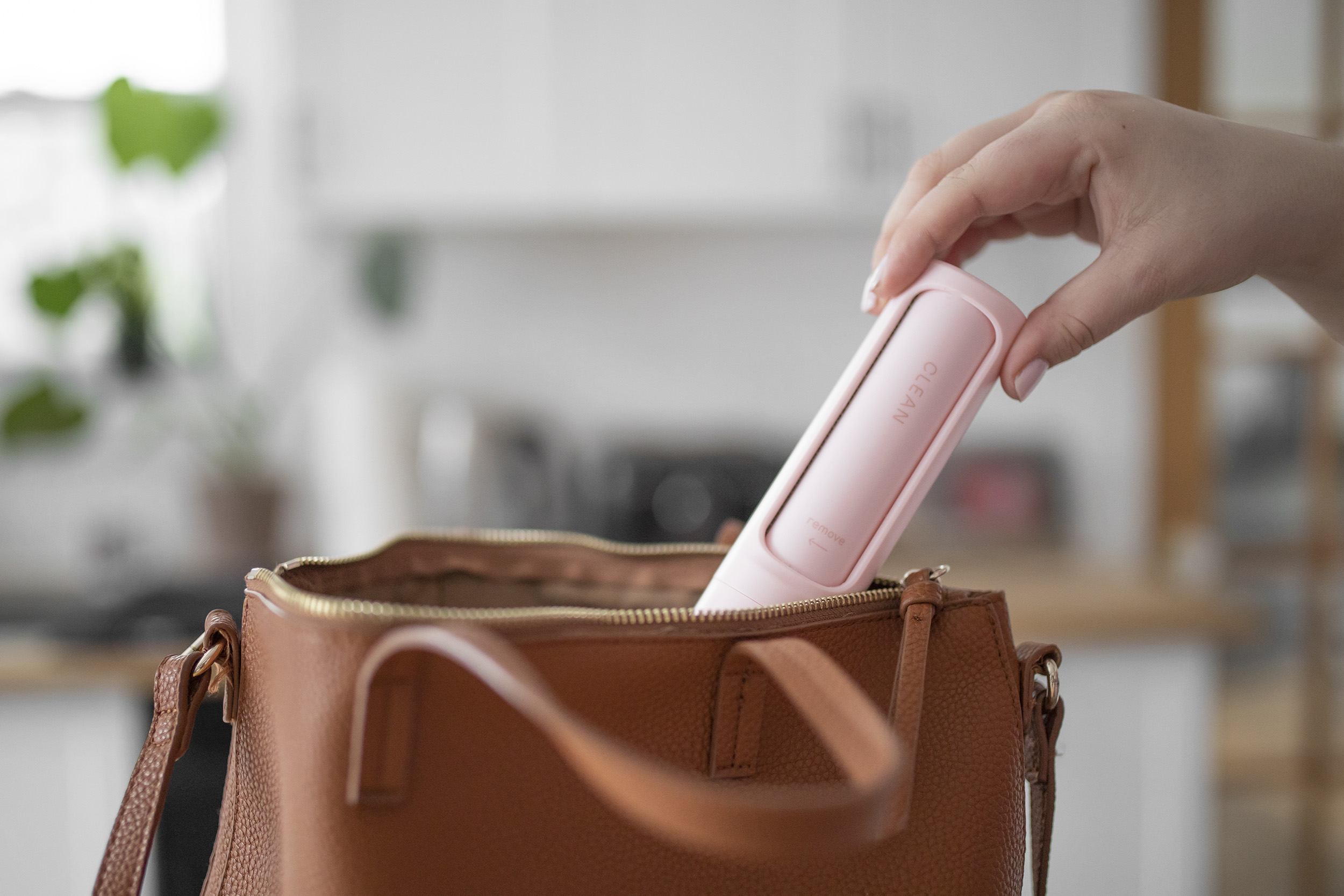 De Novo™ On-The-Go Lint Roller in a compact design, showcasing its self-cleaning feature and travel-friendly size.