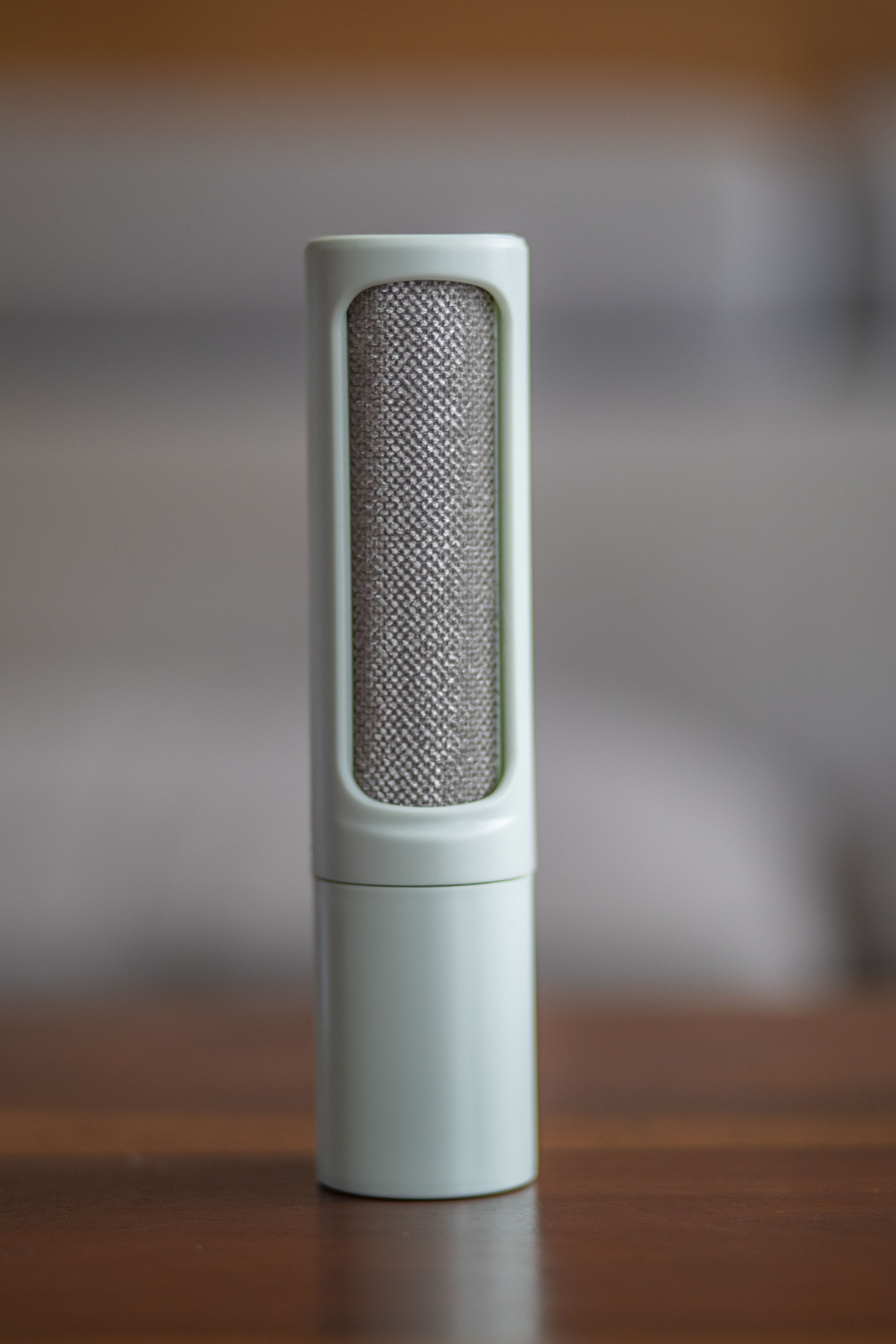 De Novo™ On-The-Go Lint Roller in a compact design, showcasing its self-cleaning feature and travel-friendly size.