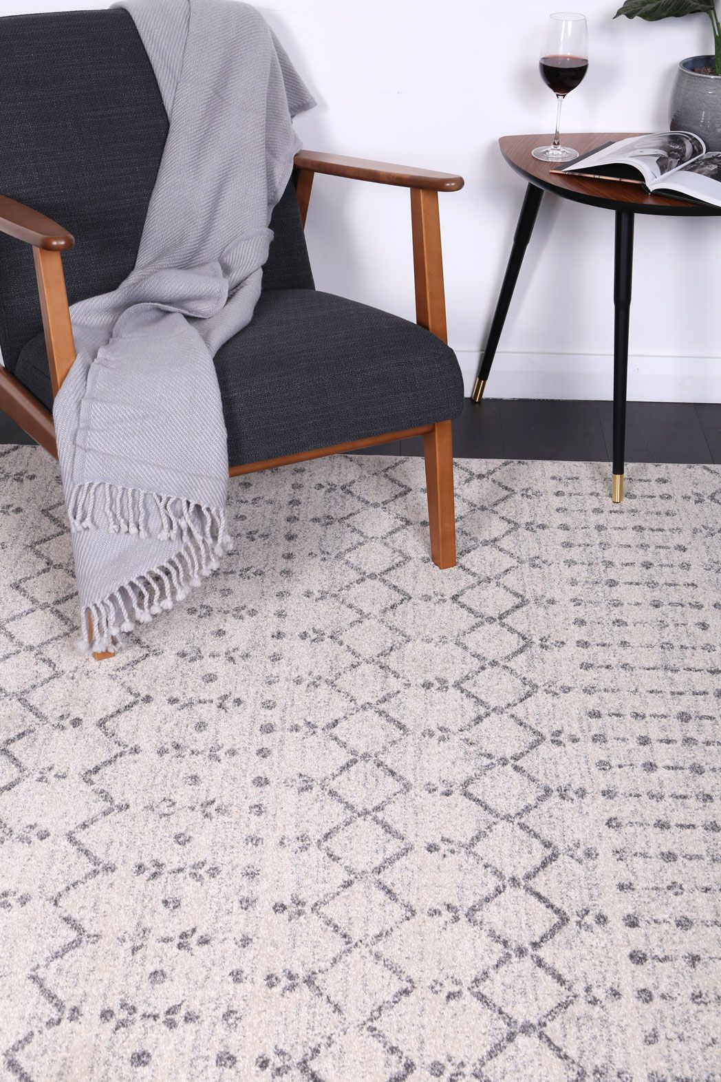 Delicate Grey Modern Rug 160x230 cm with a chic medallion pattern and distressed design, perfect for modern and bohemian interiors.