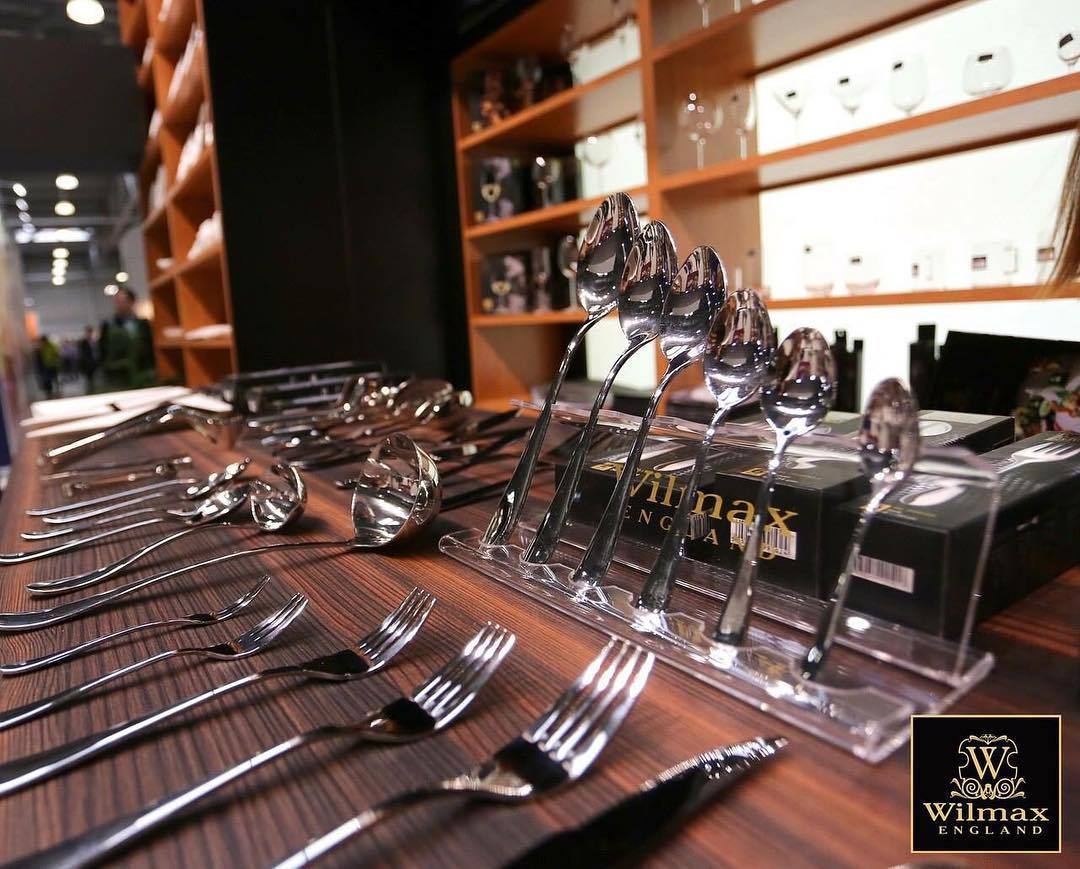 WILMAX 8 inch dinner fork made of high polish stainless steel, showcasing its elegant design and smooth texture.