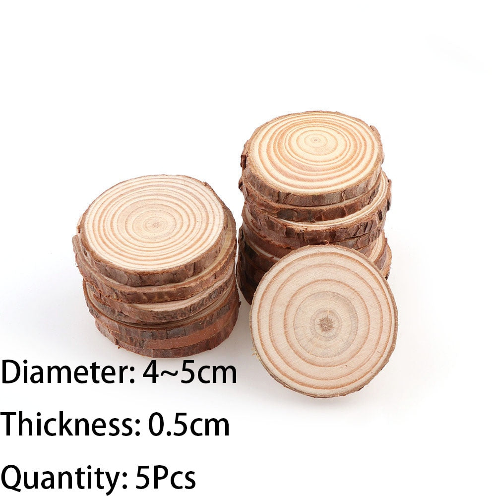 Natural pine wood slices with tree bark, ideal for DIY crafts and decor projects.