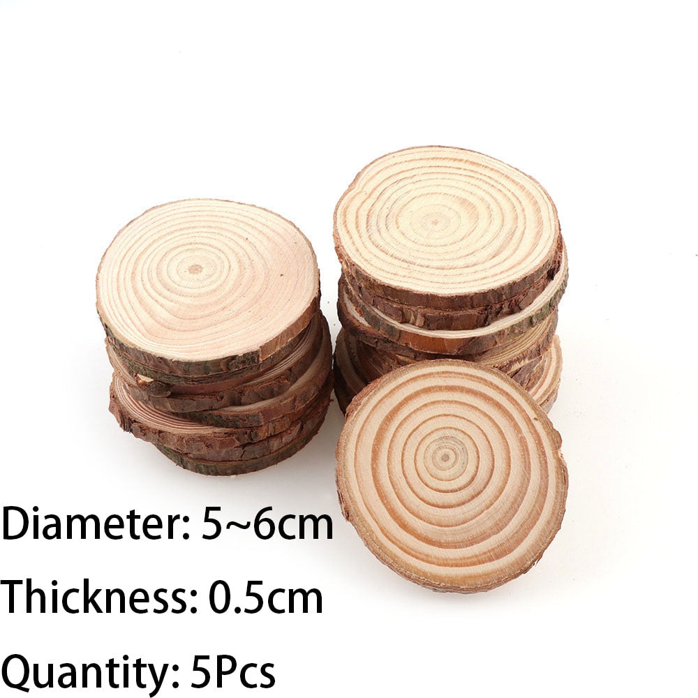 Natural pine wood slices with tree bark, ideal for DIY crafts and decor projects.