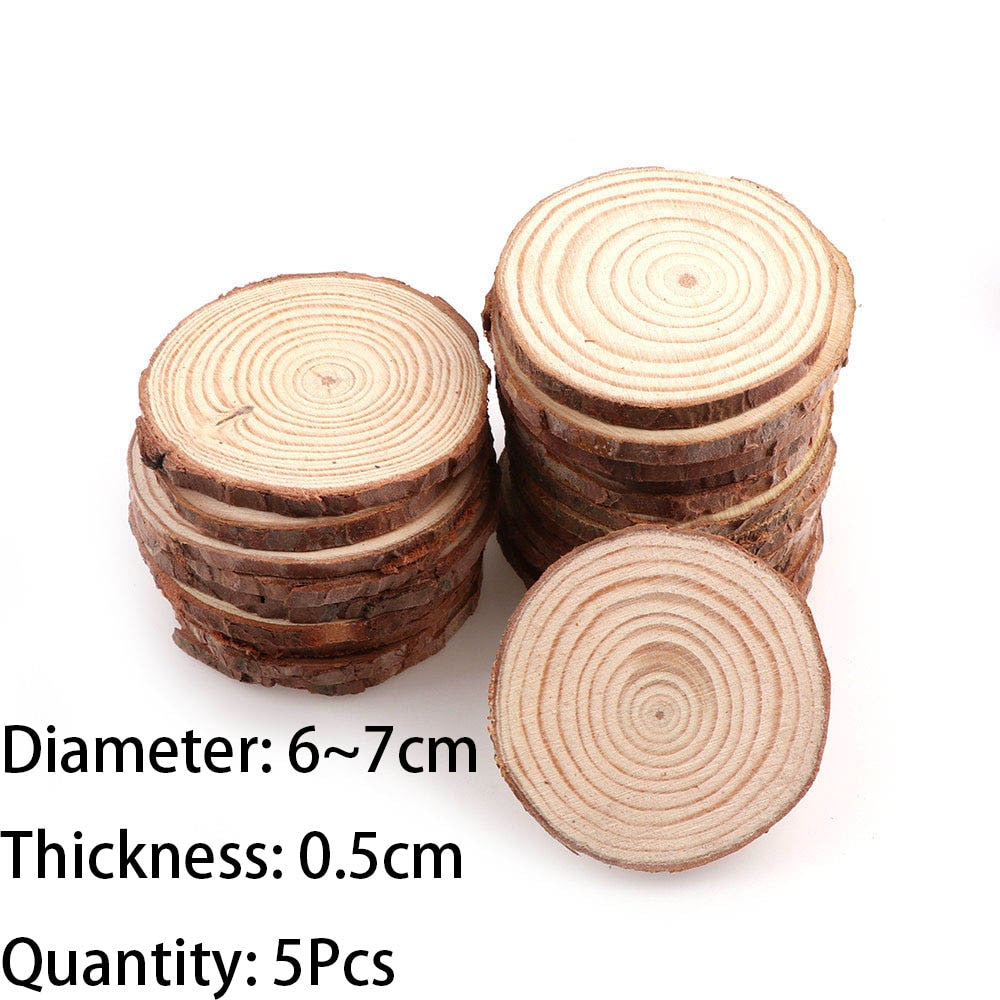 Natural pine wood slices with tree bark, ideal for DIY crafts and decor projects.