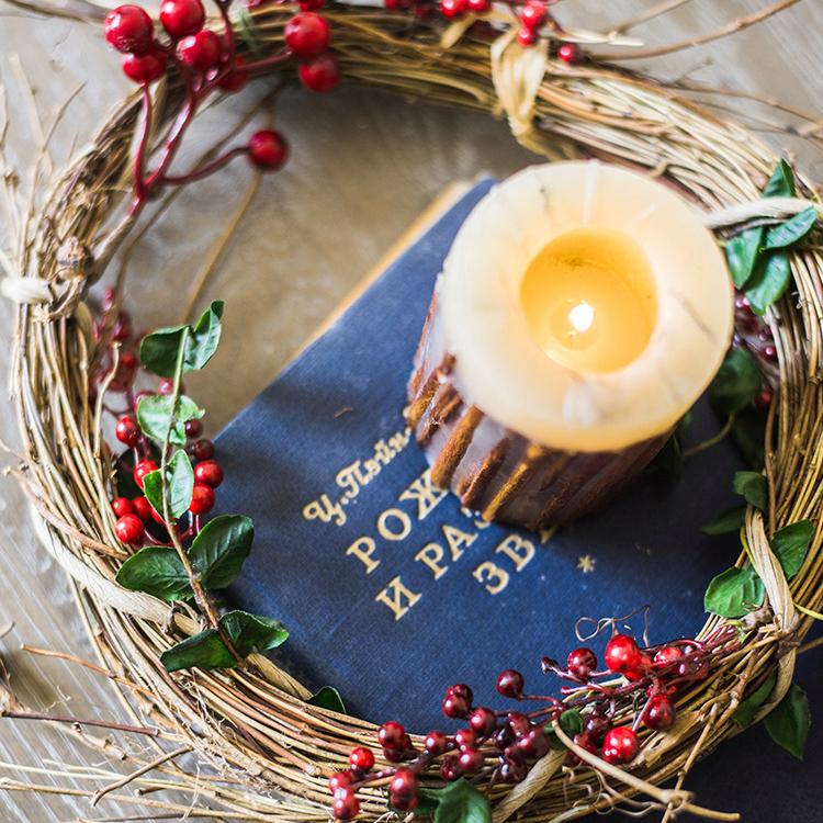 A beautifully crafted faux berry wreath made from natural rattan willow, featuring vibrant red and green artificial berries, perfect for home decor.