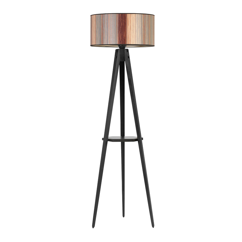 Floor lamp ANIKE in black and brown, featuring a wooden base, fabric shade, and a shelf for decorative items.